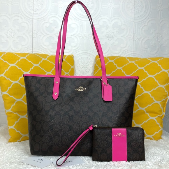 Coach Handbags - 🌸OFFERS?🌸Coach Signature Tote & Wristlet Set